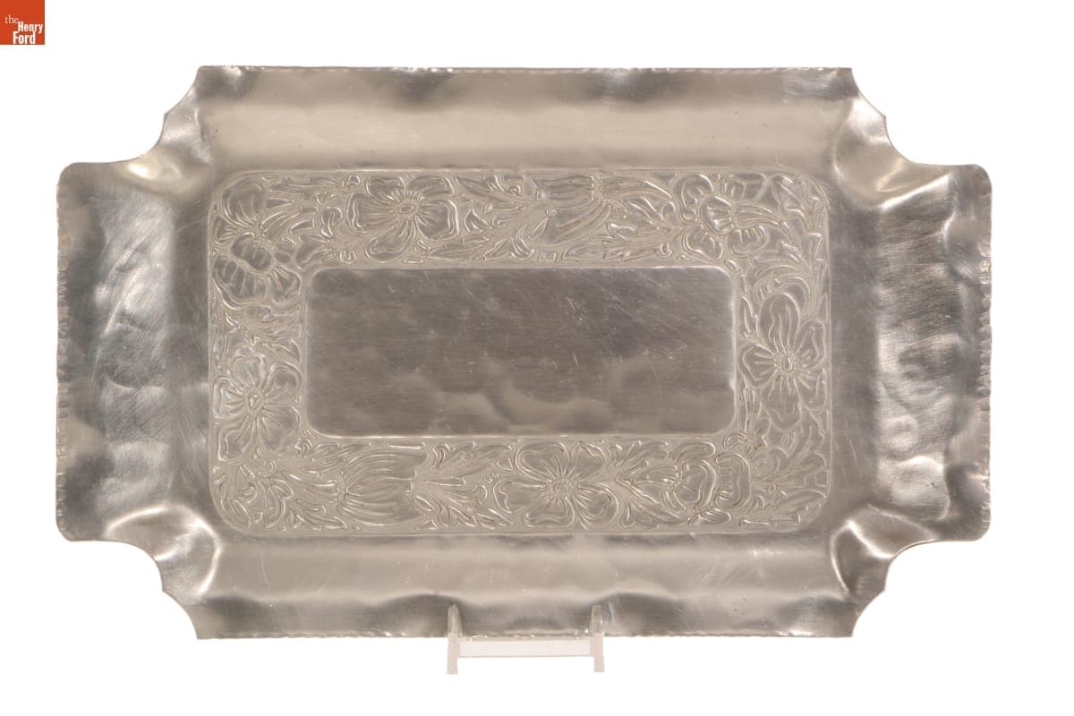 Everlast "Intaglio Daisy" Tray, 1940-1946