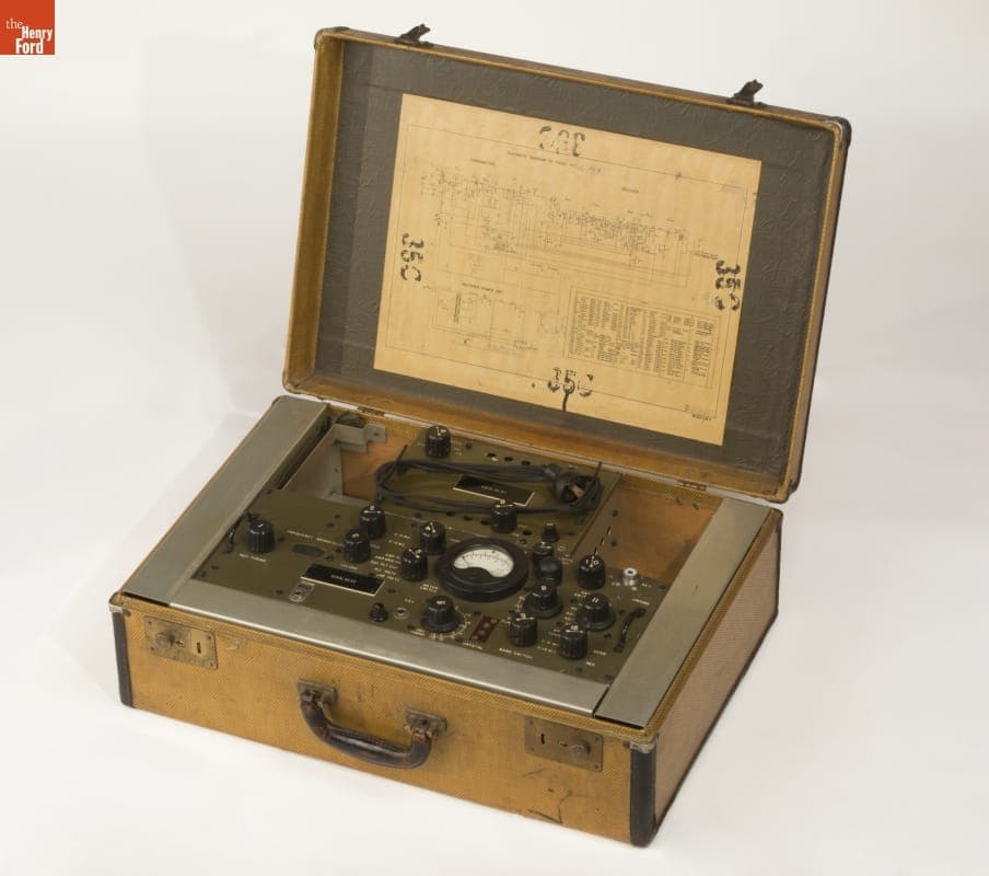 Military Suitcase Radio, 1940-1945