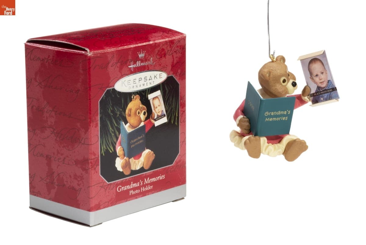 Hallmark "Grandma's Memories Photo Holder" Christmas Ornament, 1998