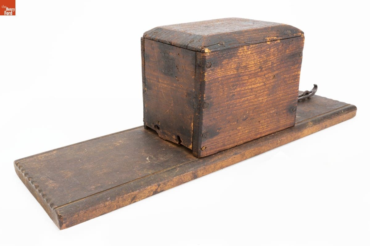 Hackle with Lid, 1800-1900