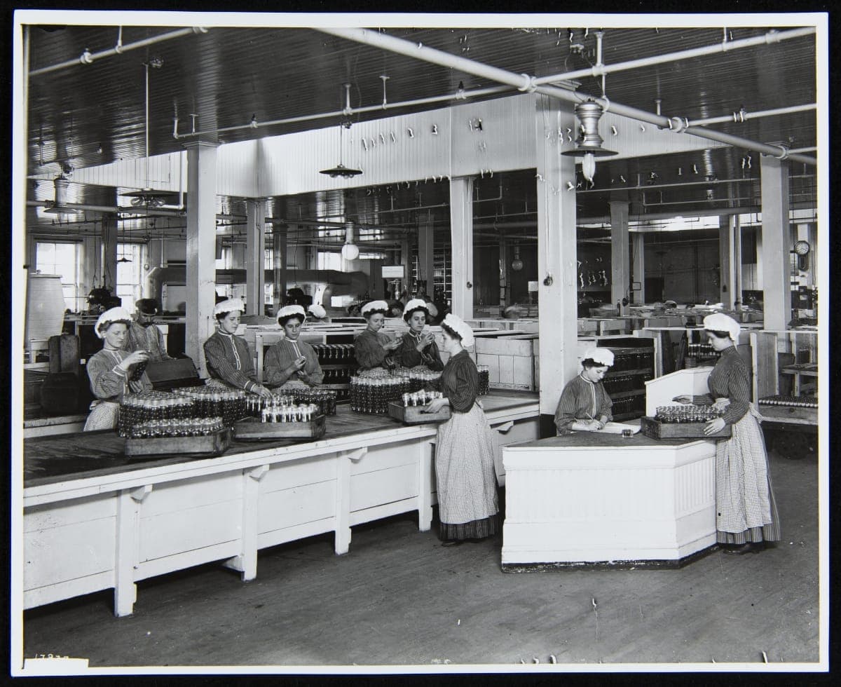 Employees Inspecting Bottles, H. J. Heinz Company Main Plant, Pittsburgh, Pennsylvania, 1909