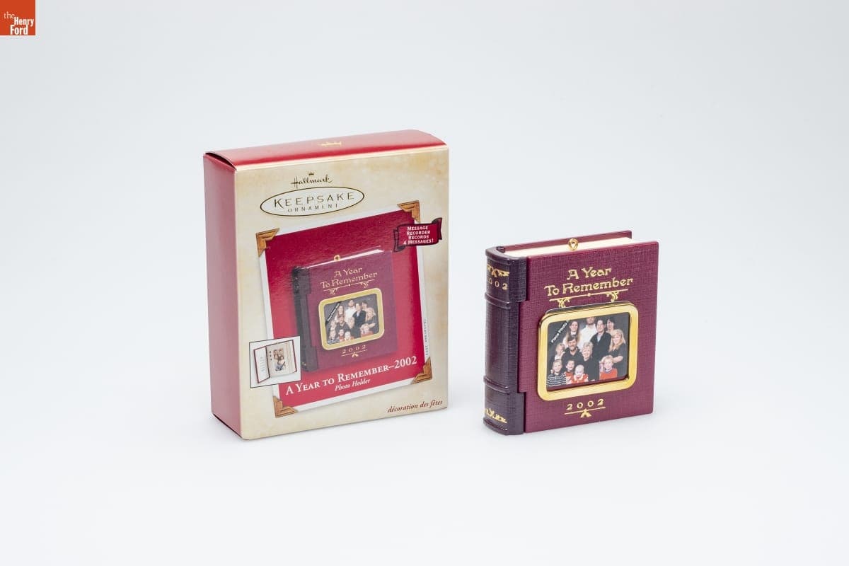 Hallmark "A Year to Remember Photo Holder" Christmas Ornament, 2002