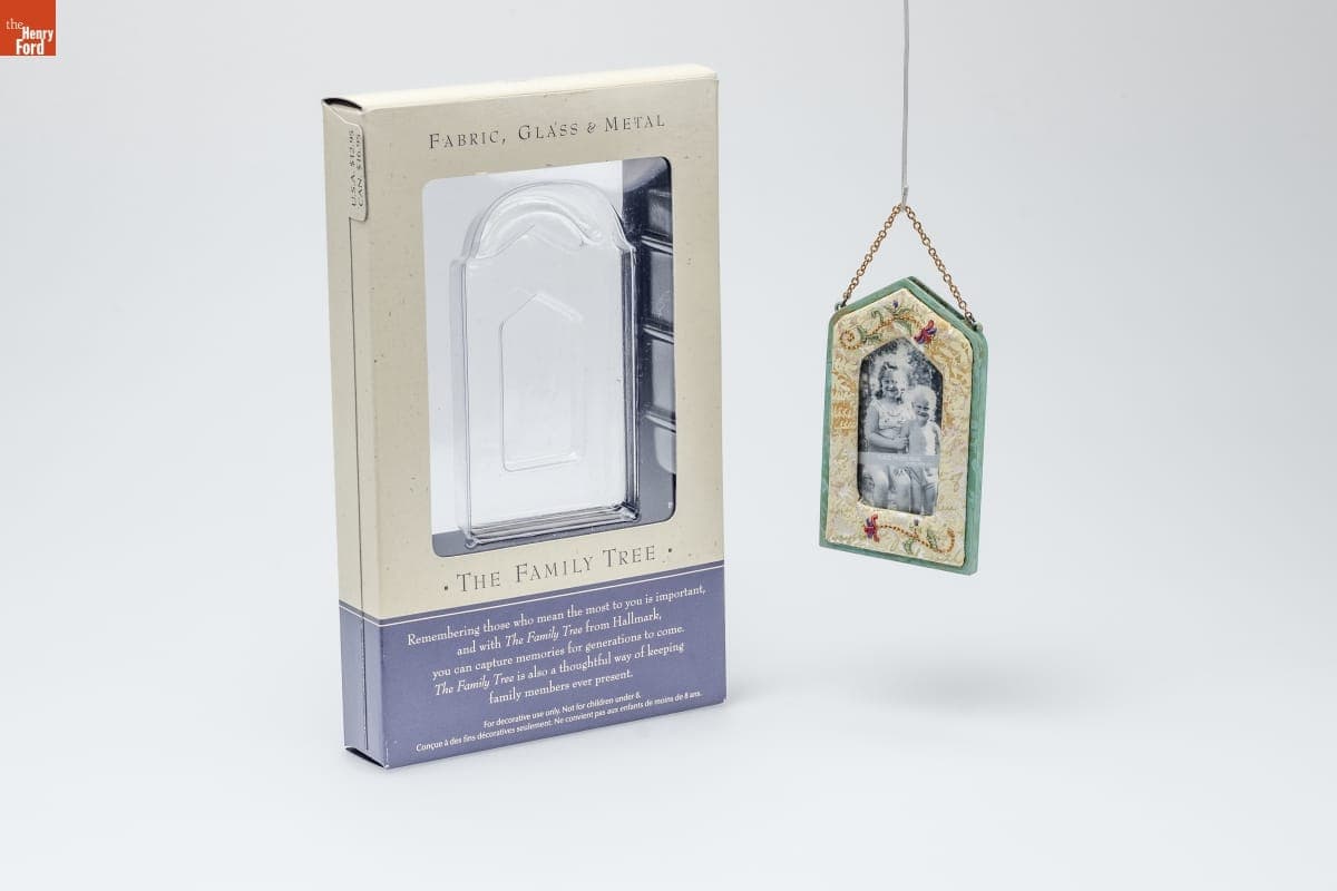 Hallmark "The Family Tree: Quilt of Memories Photo Holder" Christmas Ornament, 2003