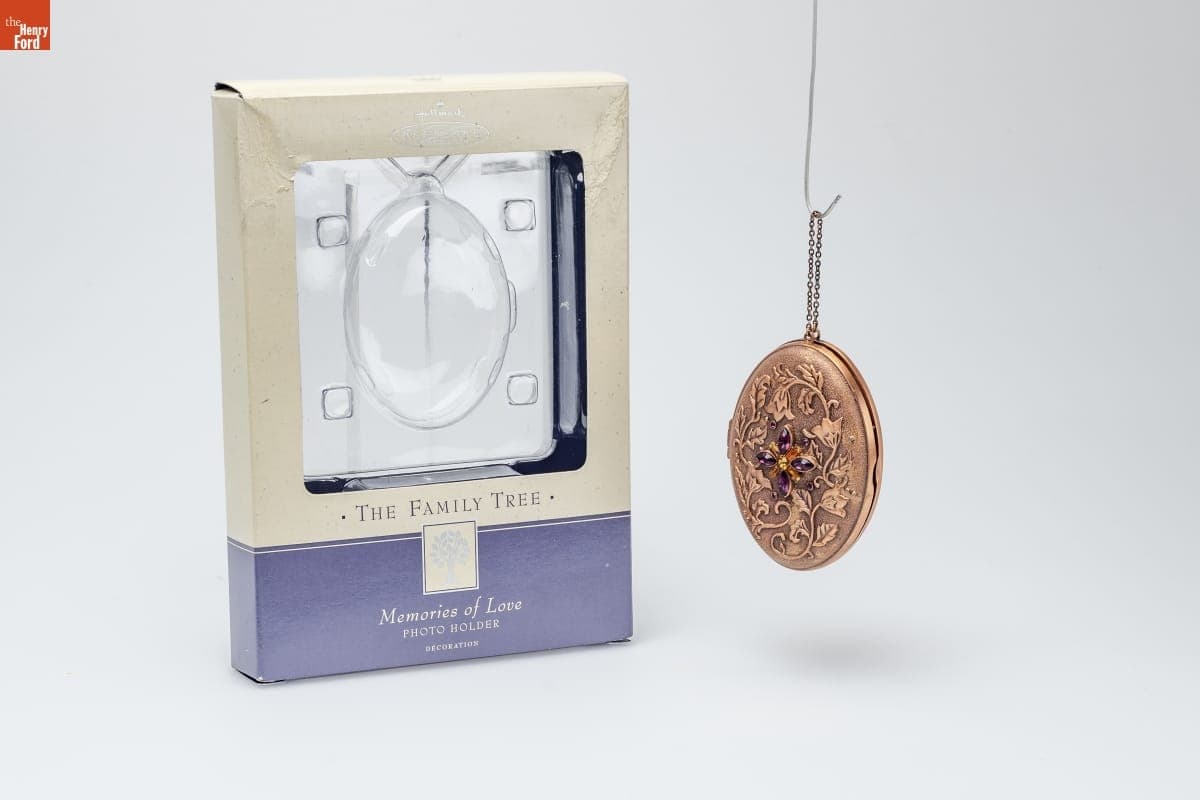Hallmark "The Family Tree: Memories of Love Photo Holder" Christmas Ornament, 2003