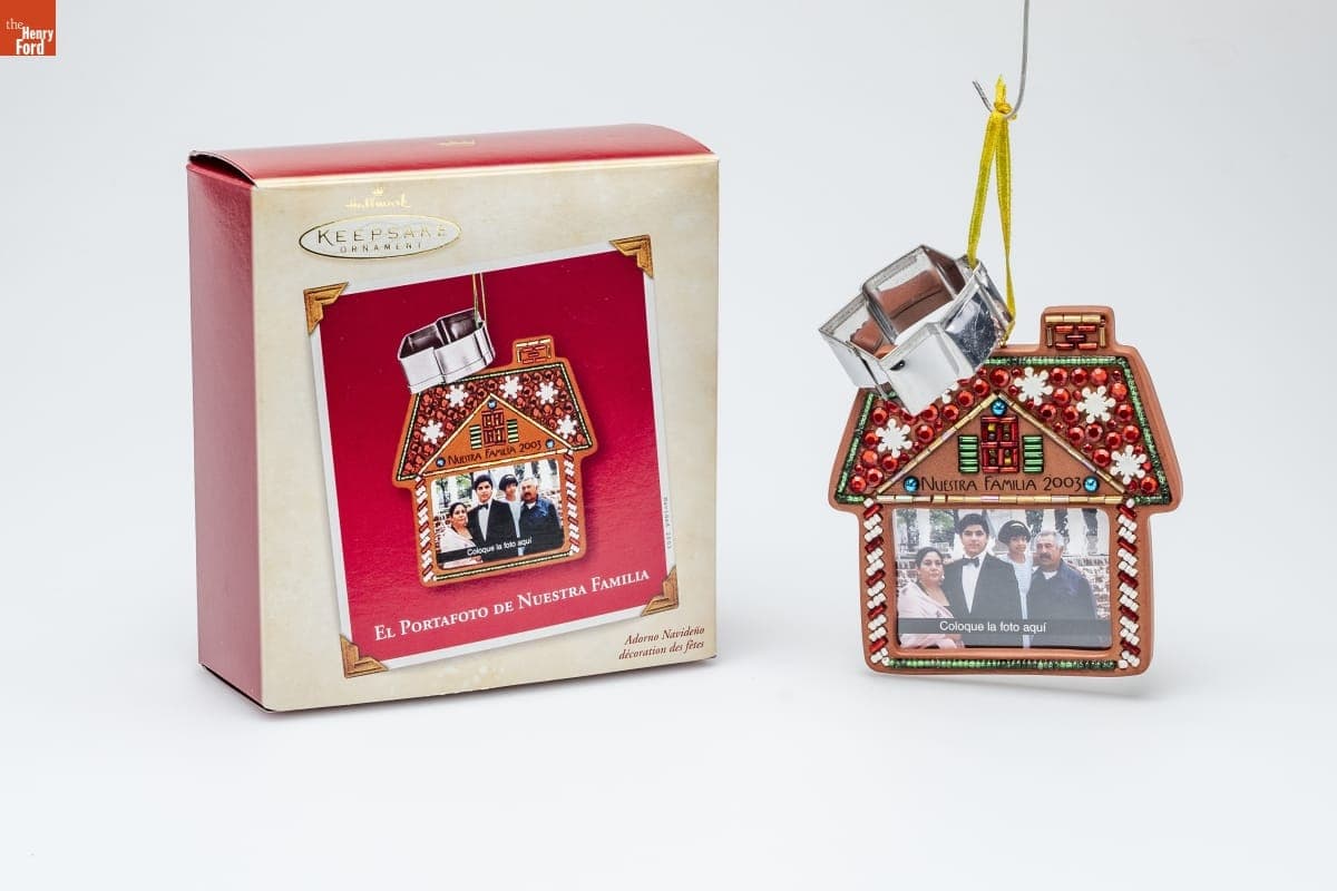Hallmark "El Portafoto de Nuestra Familia" Christmas Ornament, 2003