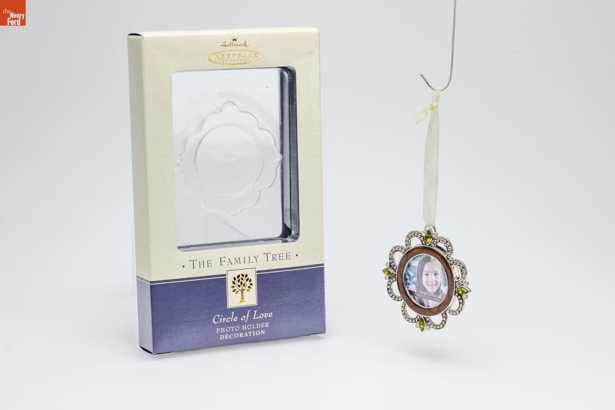 Hallmark "The Family Tree: Circle of Love Photo Holder" Christmas Ornament, 2004