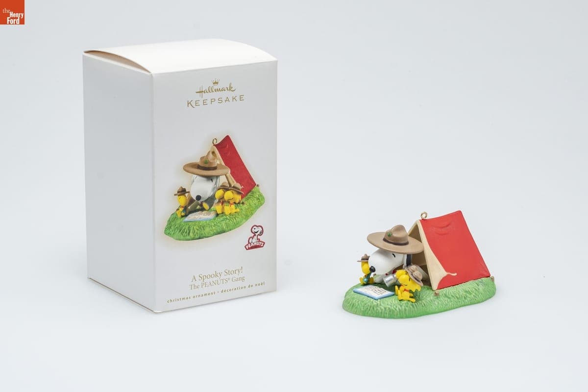 Hallmark "The PEANUTS Gang: A Spooky Story!" Christmas Ornament, 2009