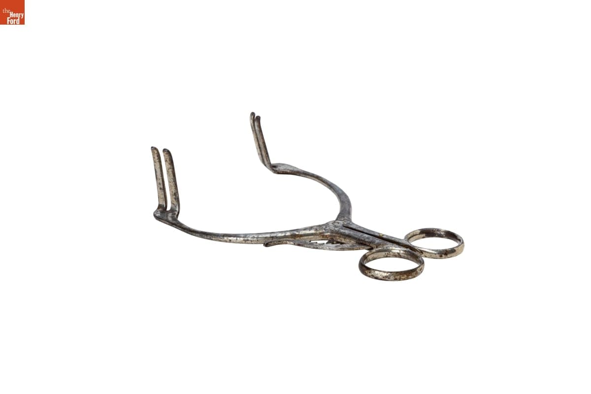 Self-Retaining Retractor
