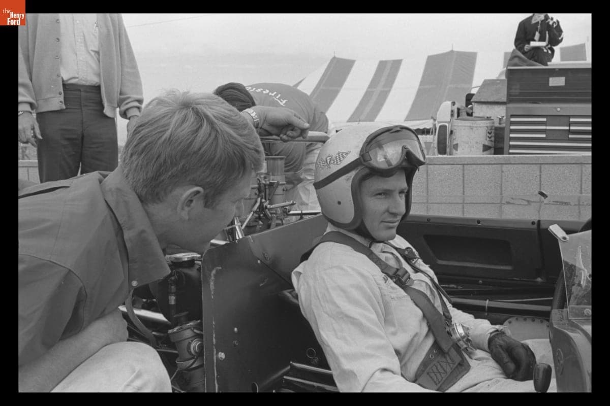 Bruce McLaren in McLaren Elva Mark IIB Chevrolet at Stardust Grand Prix (Can-Am Las Vegas), Nevada, November 1966