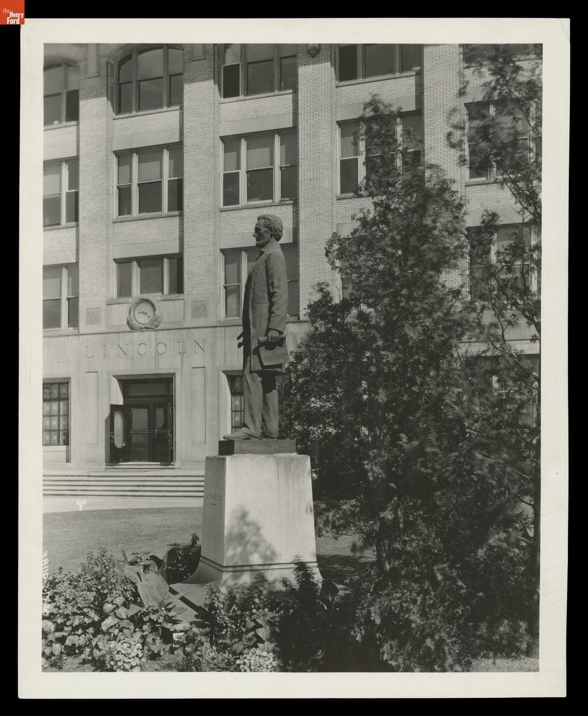 Statue of Abraham Lincoln outside Lincoln Motor Company Building, Detroit, Michigan, July 1924