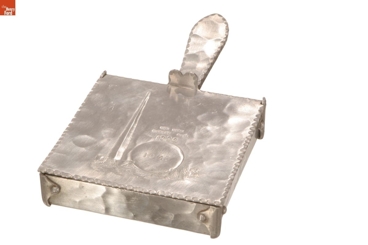 New York World's Fair Souvenir Silent Butler, 1939