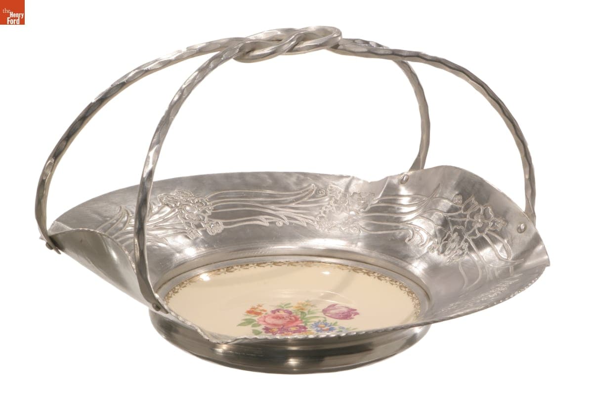 Everlast "Intaglio Spring Flowers" Dish, 1939-1946