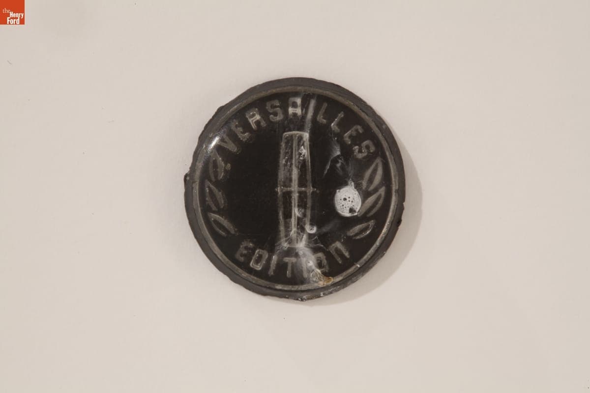 Lincoln Town Car Versailles Edition Emblem, 1991