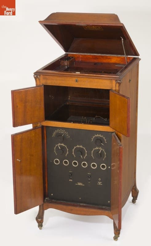 RCA Radiola Concert Receiver, Type AR-1375 in Victor Phonograph Cabinet, Model 100, 1922