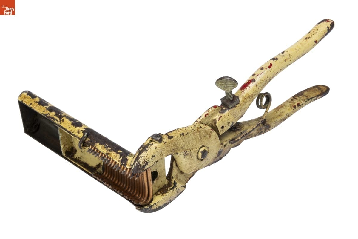 Hog Ringer with Hog Rings