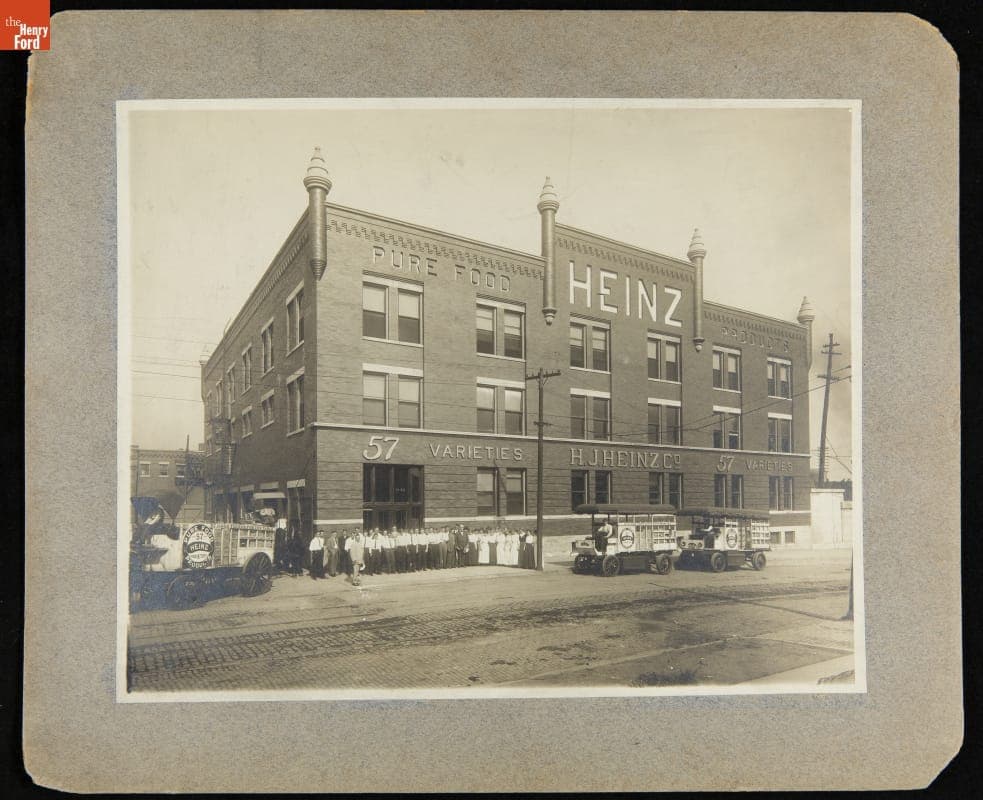 Employees in front of the H. J. Heinz Company Chicago Branch, Chicago, Illinois, 1913