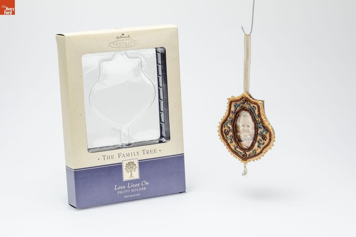 Hallmark "The Family Tree: Love Lives On Photo Holder" Christmas Ornament, 2002