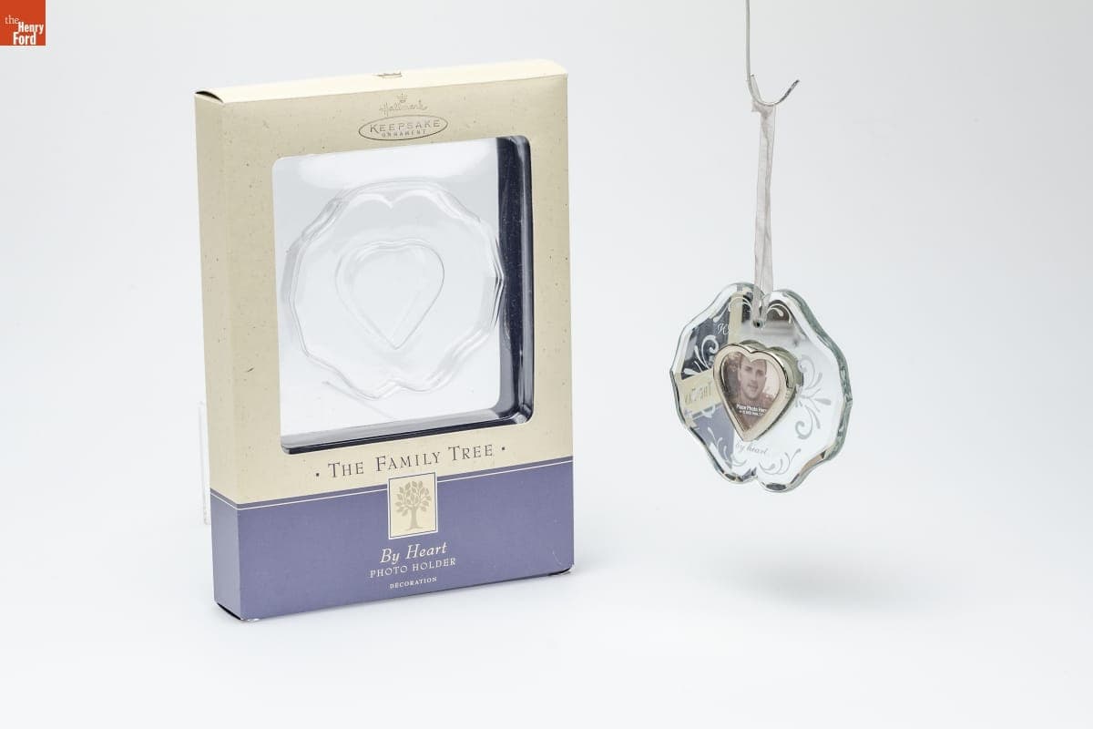 Hallmark "The Family Tree: By Heart Photo Holder" Christmas Ornament, 2002