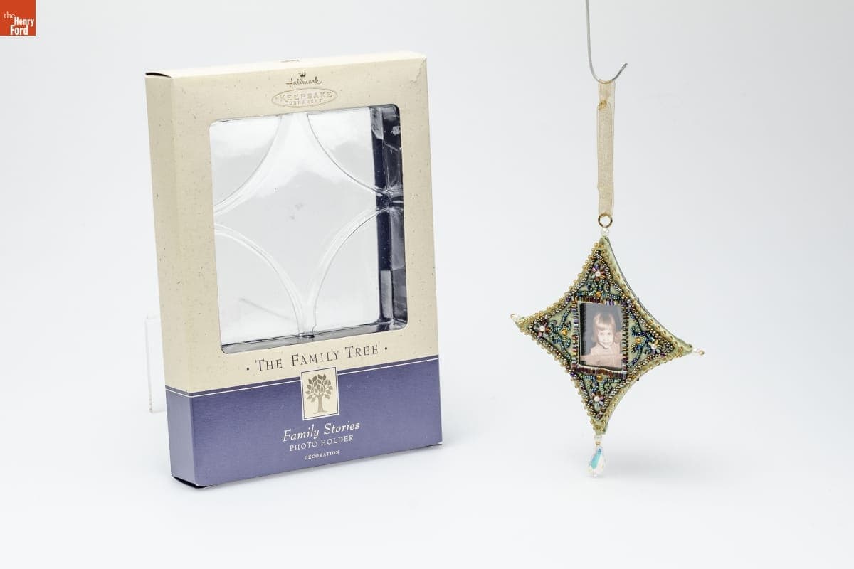 Hallmark "The Family Tree: Family Stories Photo Holder" Christmas Ornament, 2002