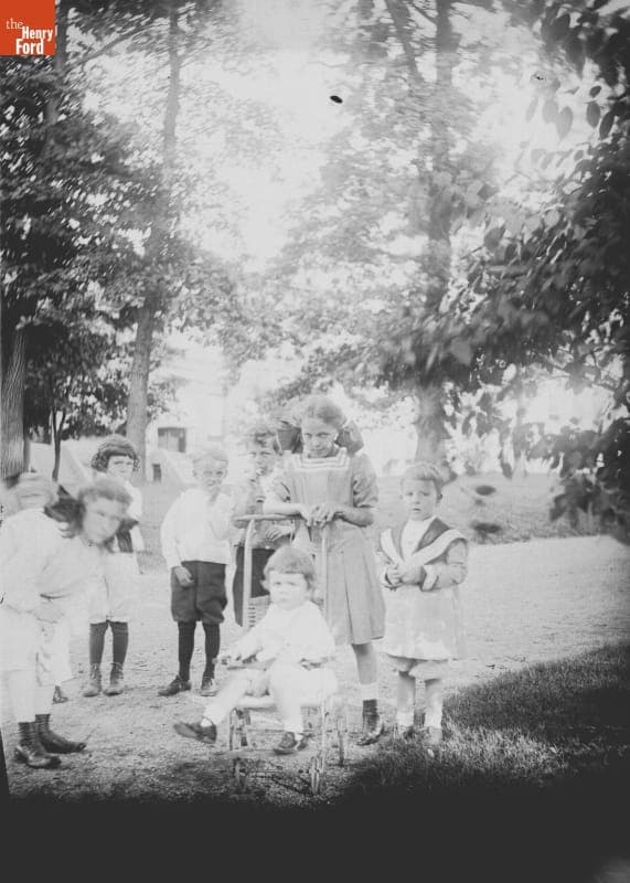 Youngsters in Bedford Park, 1890-1915