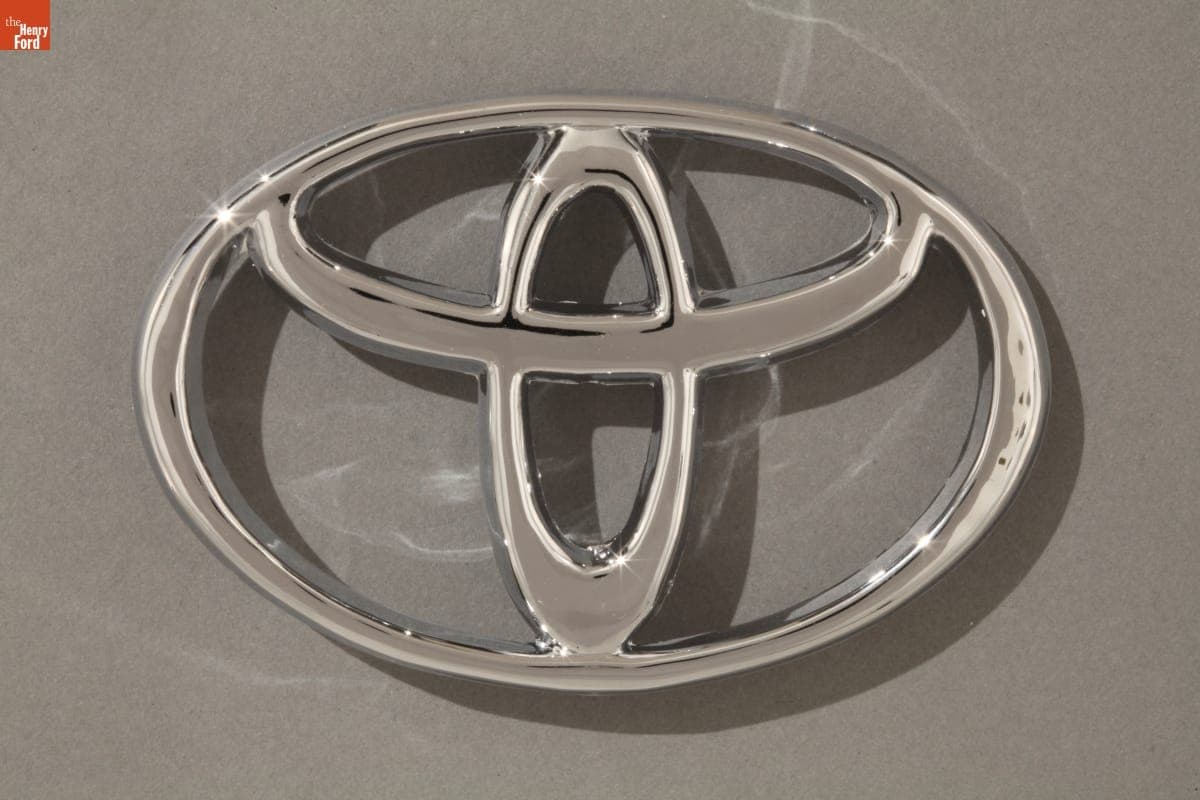 Toyota Emblem, 2000-2011