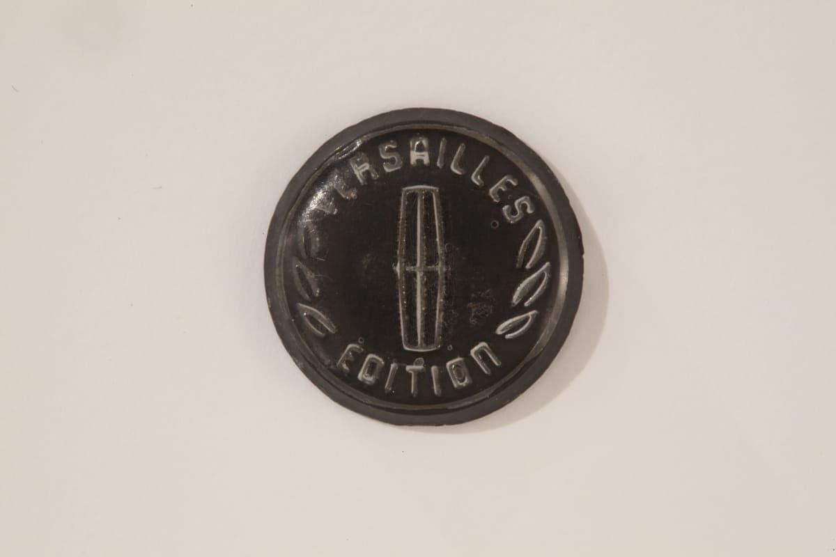 Lincoln Town Car Versailles Edition Emblem, 1991