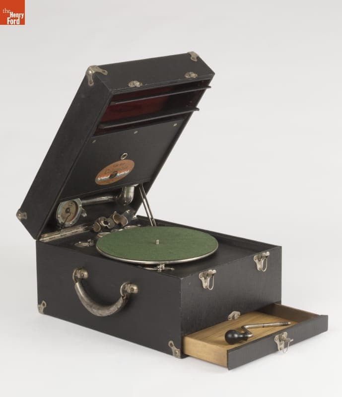 Columbia Portable Phonograph, Model 140,1924-1925