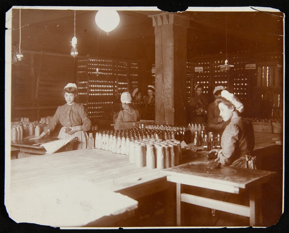 Employees Wrapping Bottles, H. J. Heinz Company, Pittsburgh, Pennsylvania, circa 1905