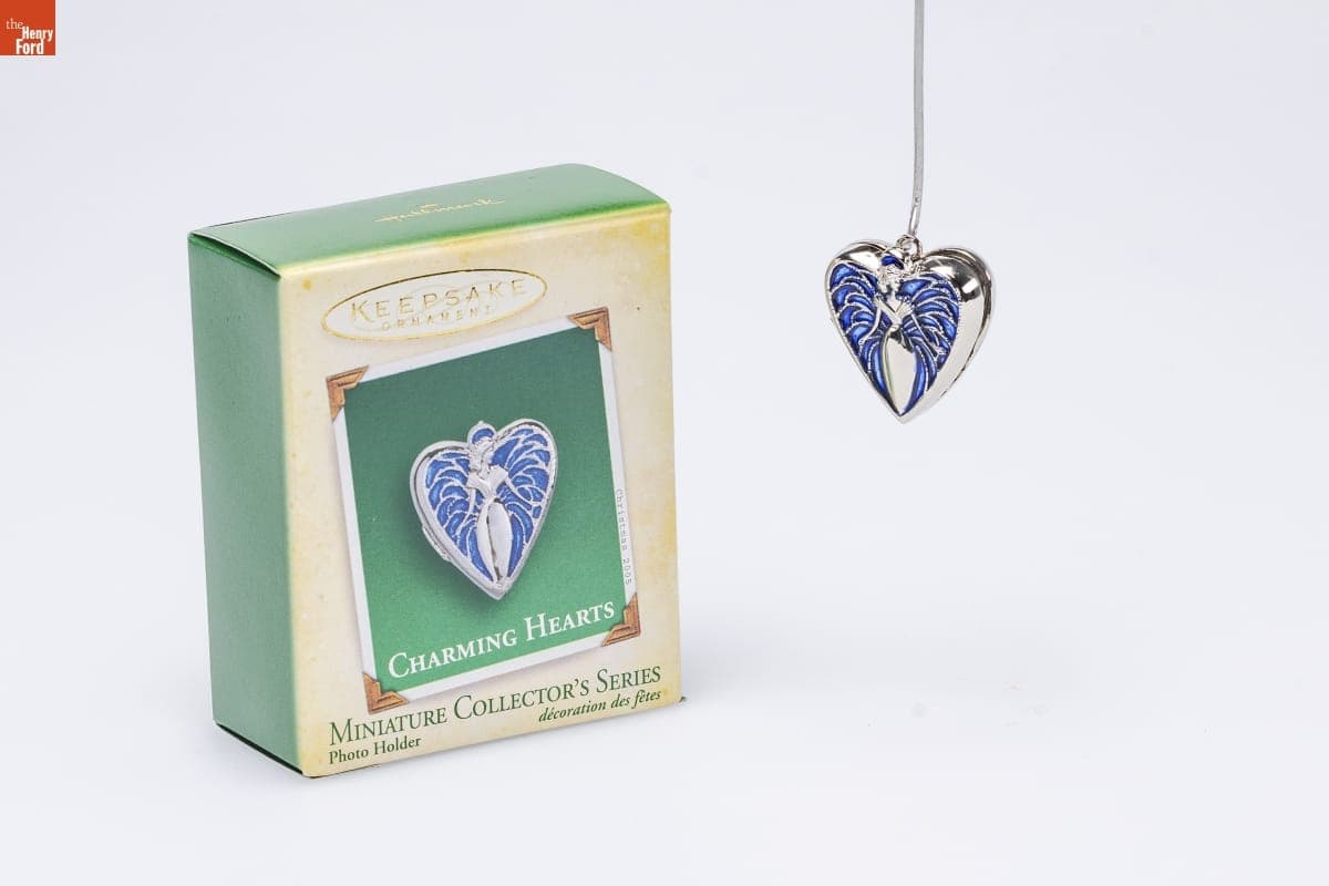 Hallmark "Charming Heart Series: Photo Holder" Miniature Christmas Ornament, 2005
