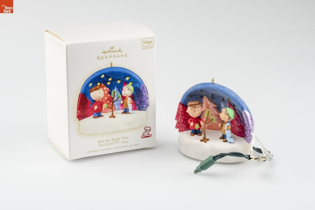 Hallmark "The PEANUTS Gang: Just the Right Tree" Christmas Ornament, 2009