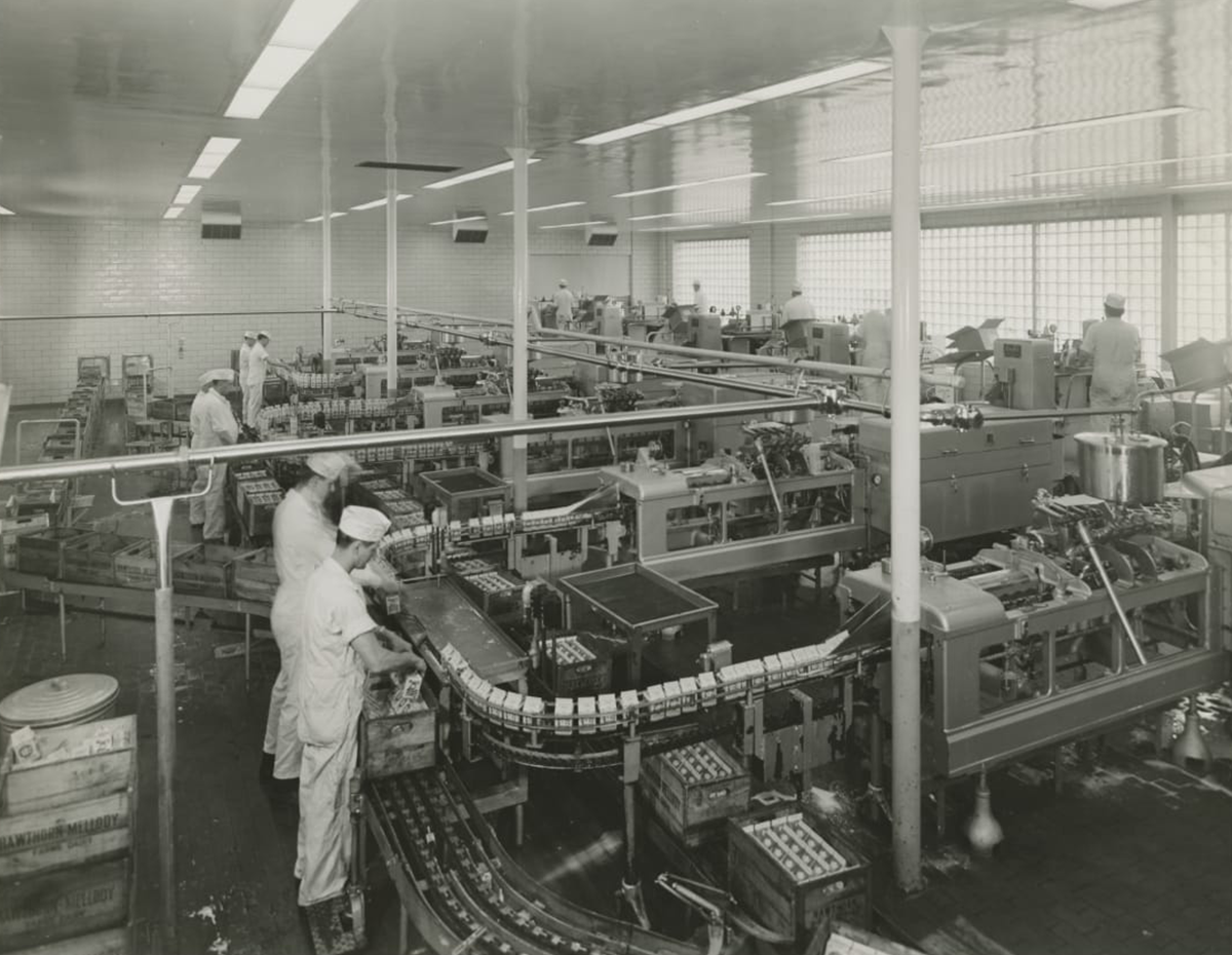 Hawthorn-Mellody Farms Dairy Processing Plant, Highland Park, Illinois, circa 1960