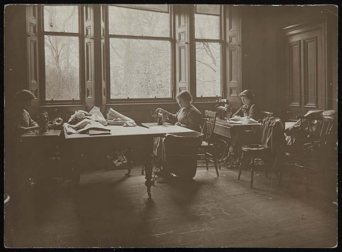 84.1.1660.482 Sewing Room 84.1.1660.482 Sewing Room