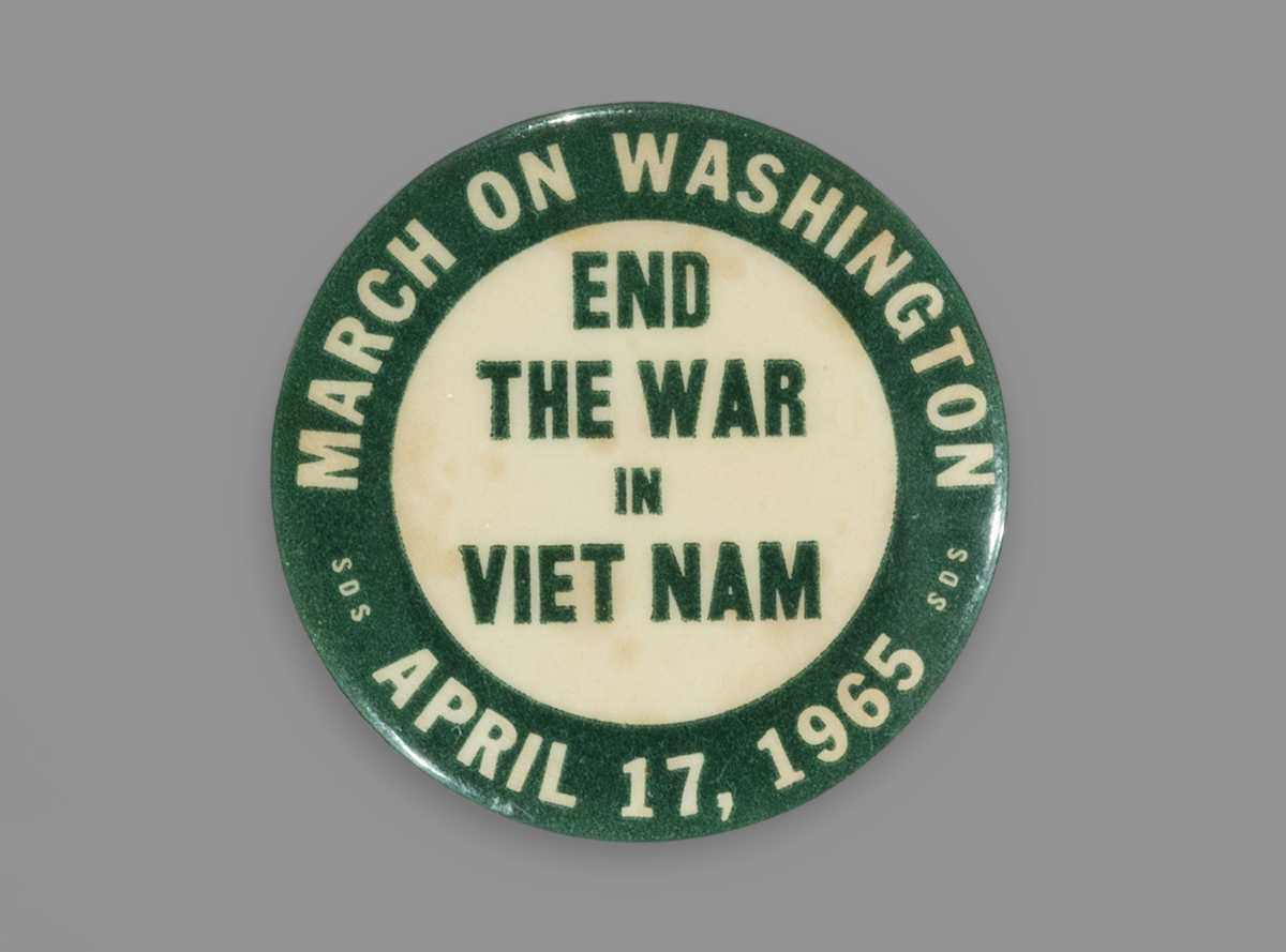 Round button with green border and white center; contains text